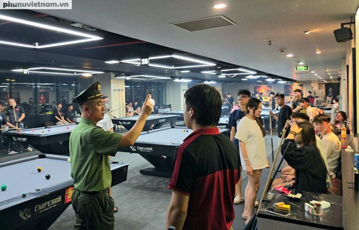 Theo điểm b khoản 1 Điều 16 Nghị định 38/2021/NĐ-CP, cơ sở kinh doanh bi-a hoạt động quá 24h có thể bị phạt từ 5 đến 10 triệu đồng. Đồng thời, theo khoản 8 Điều 16 Nghị định này, cơ sở vi phạm còn bị buộc nộp lại số lợi bất hợp pháp có được do thực hiện hành vi vi phạm.
