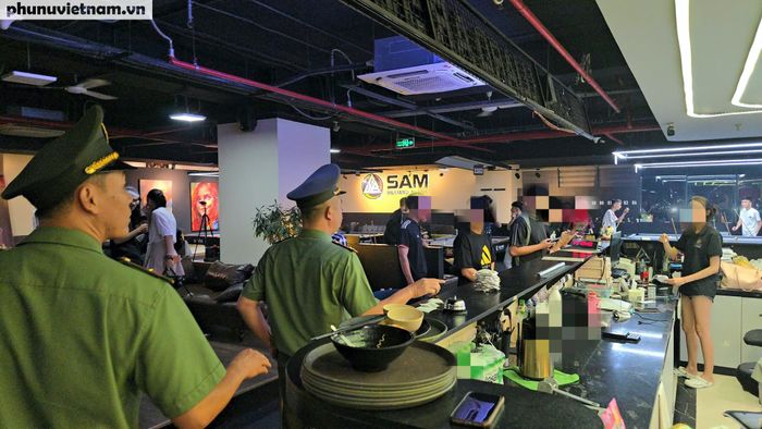 Đáng chú ý, cũng tại tầng 4 của tòa nhà Geleximco, sát cạnh Phoenix Esports Arena là cơ sở kinh doanh bi-a Sam Billiard vẫn hoạt động lúc hơn 1h sáng với hàng chục bàn có khách chơi.