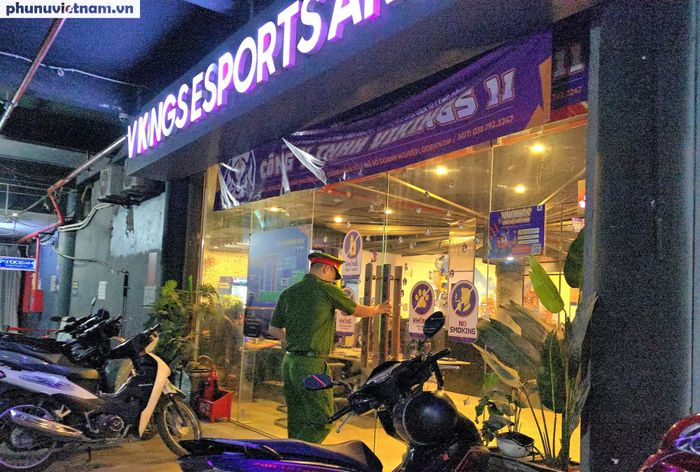 Tại Vikings Cyber - Esports Arena, số 20 ngõ 165 Cầu Giấy, phường Cầu Giấy, cơ sở vẫn đón khách và nhiều người đang chơi game bên trong. Ngay sau khi nhận được tin báo, lực lượng Công an phường Cầu Giấy đã có mặt, yêu cầu cơ sở dừng hoạt động để kiểm tra theo quy định.