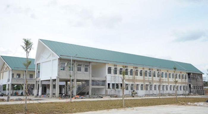 Những dãy phòng học khang trang đang dần được hình thành tại Trường Phổ thông dân tộc nội trú liên cấp Tiểu học và Trung học cơ sở xã Buôn Đôn (Đắk Lawsk). Ảnh: BCAND