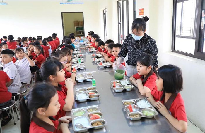 Bữa ăn bán trú tại mộ trường tiểu học trên địa bàn Hà Nội. Ảnh minh họa