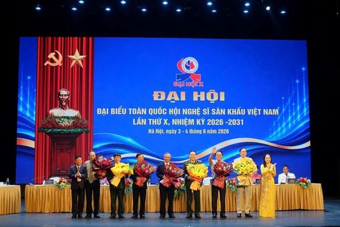 Đại hội tặng bằng khen các hội viên có thành tích xuất sắc. Ảnh Nguyễn Chi