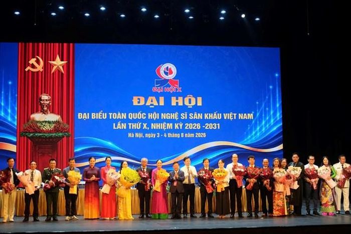 Bà Hà Thị Nga, Phó Chủ tịch - Tổng Thư ký Ủy ban Trung ương Mặt trận Tổ quốc Việt Nam; ông Nguyễn Thanh Lâm - Phó Trưởng Ban Tuyên giáo Trung ương, Tổng Giám đốc Đài Truyền hình Việt Nam; Nhạc sĩ Đỗ Hồng Quân, Phó Chủ tịch không chuyên trách Ủy ban Trung ương Mặt trận Tổ quốc Việt Nam, Chủ tịch Liên hiệp các Hội Văn học nghệ thuật Việt Nam tặng hoa Ban Chấp hành khóa X Hội Nghệ sĩ Sân khấu Việt Nam