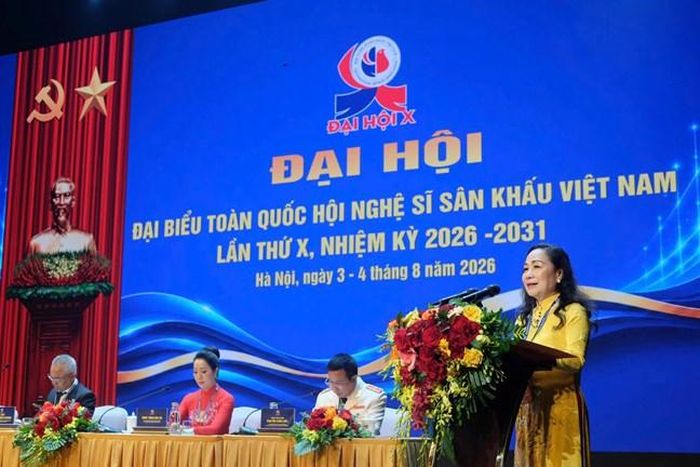 NSND Trịnh Thúy Mùi - Chủ tịch Hội Nghệ sĩ Sân khấu Việt Nam khóa IX - phát biểu tại Đại hội. Ảnh: Nguyễn Chi