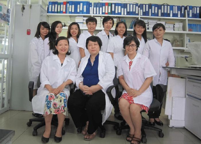 GS.TS Đặng Diễm Hồng (giữa, trước) và các đồng sự trong phòng Công nghệ tảo. Nguồn: Viện Hàn lâm Khoa học và Công nghệ Việt Nam