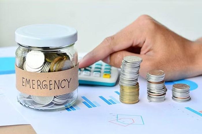 Việc dành riêng một khoản tiền để đảm bảo cuộc sống trong những tình huống không lường trước giúp gia đình tránh phải vay nợ hoặc bán tài sản khi gặp khó khăn