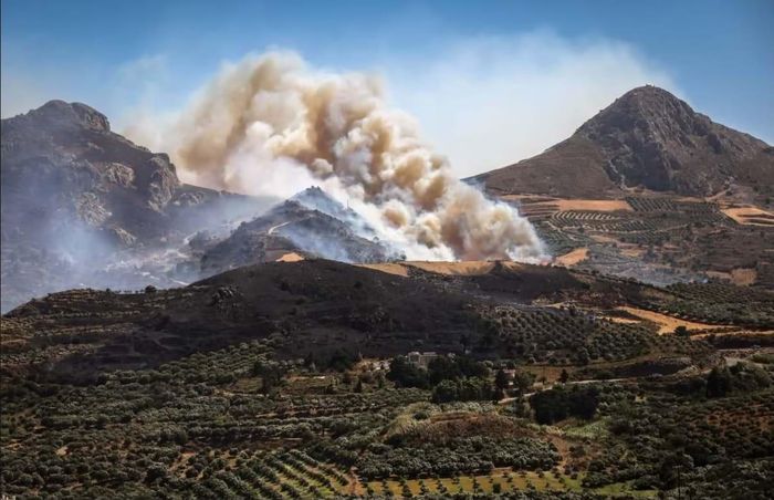 Cháy tại làng Asomatos trên đảo Crete của Hy Lạp. Ảnh: AFP/Getty Images