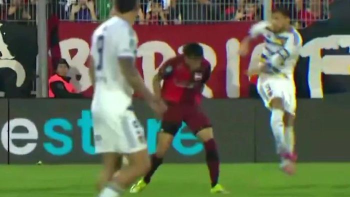 Leandro Paredes đã sút bóng thẳng vào đối thủ mới đây. Ảnh nguồn: Sports Centre