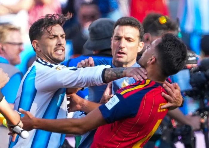 Tiền vệ người Argentina đã túm cổ Eric Garcia của Tây Ban Nha saukhi kết thúc trận chung kết World Cup. Ảnh: Shutterstock Editorial