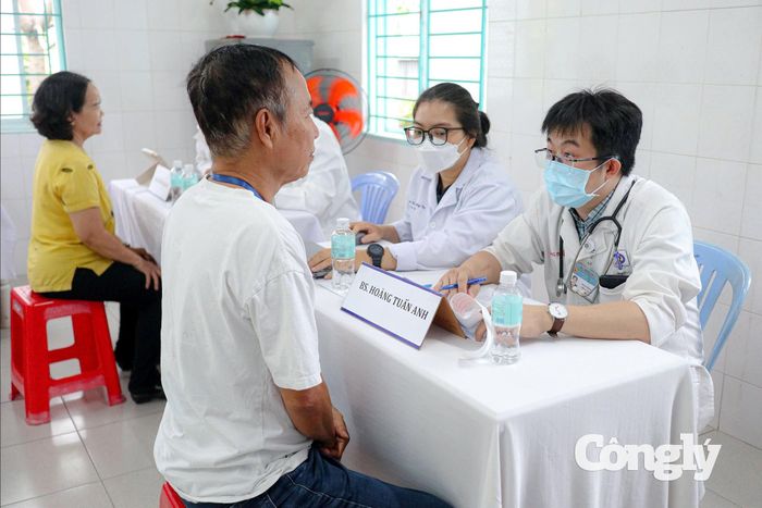 Người dân TP.HCM được khám sức khỏe miễn phí.