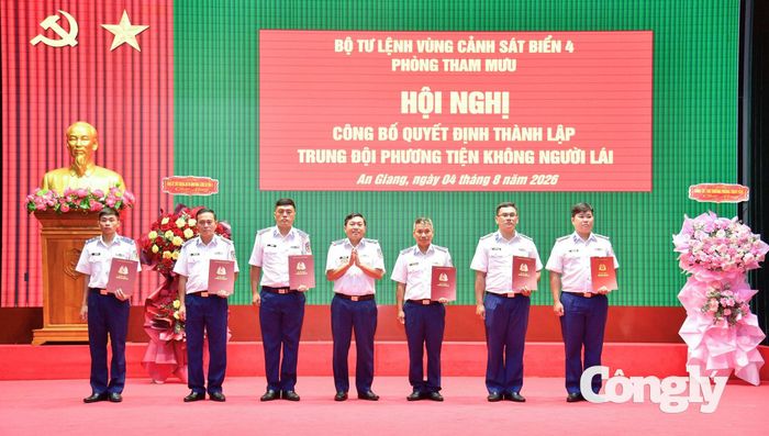Đại tá Trần Nguyên Lai - Phó Tư lệnh, Tham mưu trưởng Bộ Tư lệnh Vùng Cảnh sát biển 4 trao quyết định nhân sự cho Trung đội phương tiện không người lái