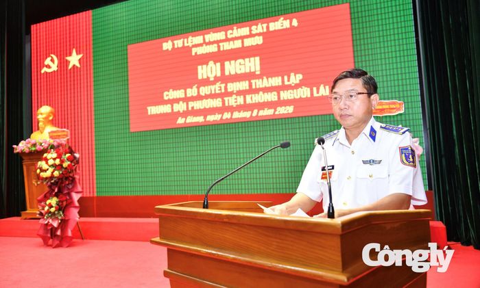 Đại tá Trần Nguyên Lai - Phó Tư lệnh, Tham mưu trưởng Bộ Tư lệnh Vùng Cảnh sát biển 4 phát biểu tại hội nghị 