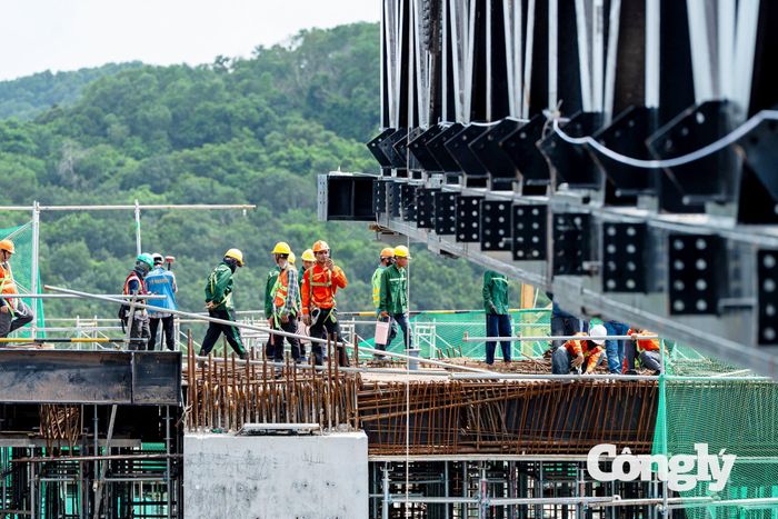 Bất kể thời tiết nắng hay mưa, hàng ngàn công nhân vẫn bám trụ trên công trường xây dựng các công trình phục vụ Hội nghị APEC tại Phú Quốc