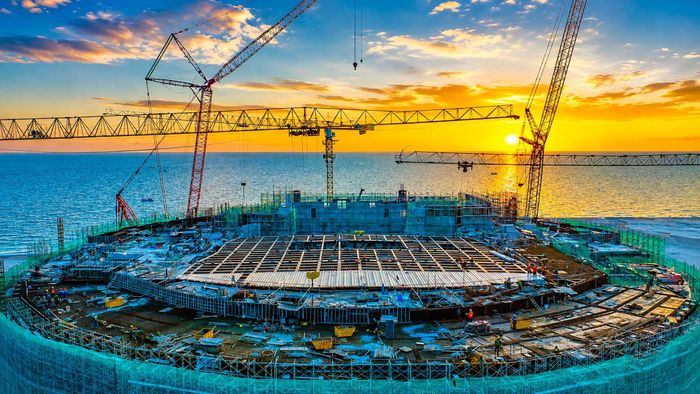 Cách đó không xa, khu nhà biểu diễn đa năng, hay Nhà hát APEC, cũng đã cơ bản định hình với khoảng 97% kết cấu bê tông cốt thép được hoàn thành. Phần khung bê tông đồ sộ cho thấy quy mô không gian trình diễn, sân khấu và các khu vực chức năng bên trong công trình.