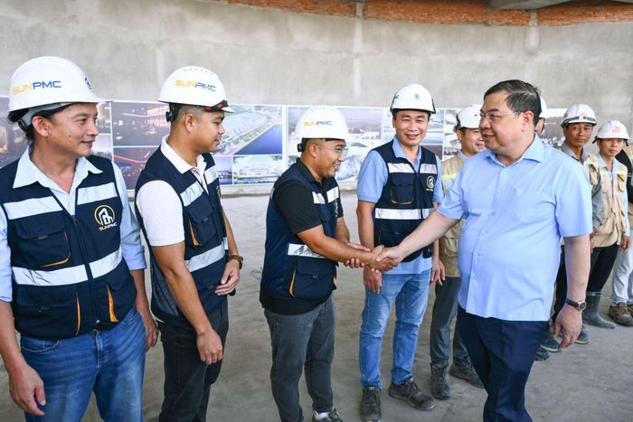 Phó thủ tướng thường trực Phạm Gia Túc cùng đoàn công tác trung ương trực tiếp thị sát trung tâm tổ chức hội nghị và Nhà hát APEC.