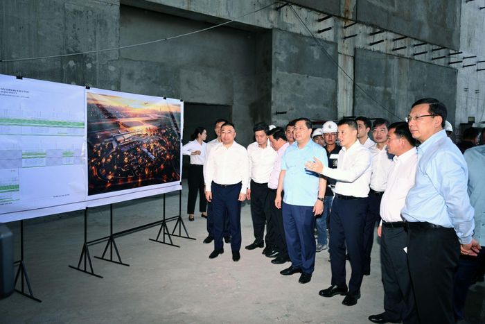Ban quản lý dự án và nhà thầu báo cáo tiến độ từng hạng mục.