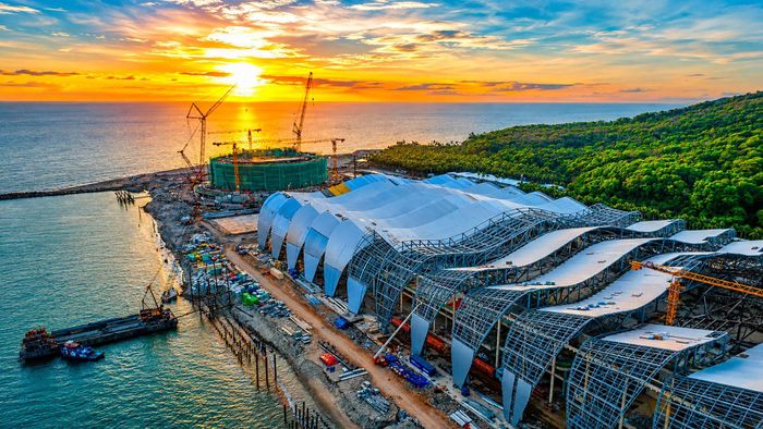 Từ trên cao, quy mô hai khối công trình chính ngày càng hiện rõ. Khu S3 - Trung tâm tổ chức hội nghị đạt khoảng 98% kết cấu bê tông cốt thép; khu S2 - Nhà biểu diễn đa năng đạt khoảng 97%.