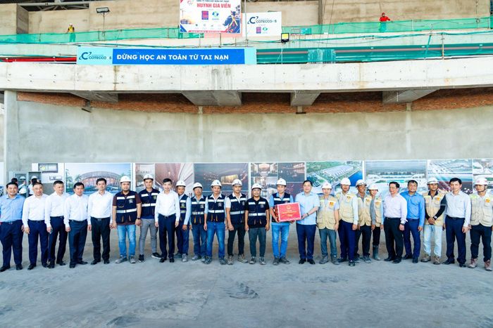 Phó thủ tướng trao quà, thăm hỏi cán bộ, kỹ sư và người lao động đang trực tiếp thi công dự án Trung tâm Hội nghị APEC.