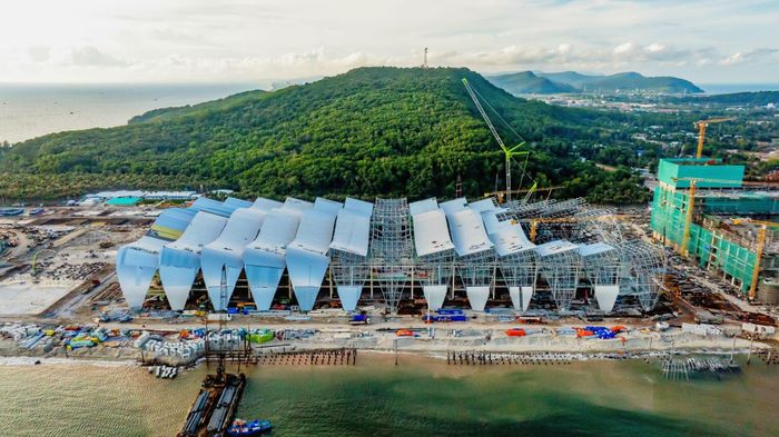 Trung tâm tổ chức hội nghị là hạng mục có tiến độ cao nhất trong tổ hợp. Ngoài phần bê tông đạt khoảng 98%, kết cấu thép của công trình đã hoàn thành 93% và công tác xây tô đạt khoảng 58%. Với phần kết cấu chính gần hoàn tất, các đội thi công đang đồng loạt triển khai mái, hệ bao che, kiến trúc mặt ngoài và những khu vực chức năng bên trong.