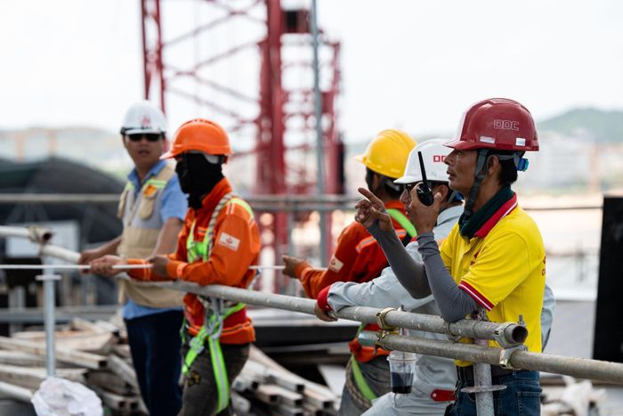 Công nhân lắp dựng kết cấu thép tại Nhà hát APEC. Đây được xác định là nhóm công việc cần tập trung nhân lực, thiết bị và vật tư để bù tiến độ trong những tháng tới.