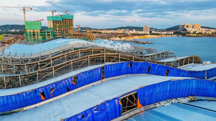 Không gian bên trong Nhà hát APEC dần hiện hữu sau khi phần kết cấu bê tông gần hoàn tất. Giai đoạn tiếp theo sẽ tập trung vào xây tô, cơ điện, âm thanh, ánh sáng, sân khấu và các thiết bị chuyên dụng. Sau mốc đóng kín mặt ngoài ngày 30/10/2026, công trình còn khoảng 5 tháng để hoàn thiện nội thất và lắp đặt thiết bị trước ngày 30/3/2027.