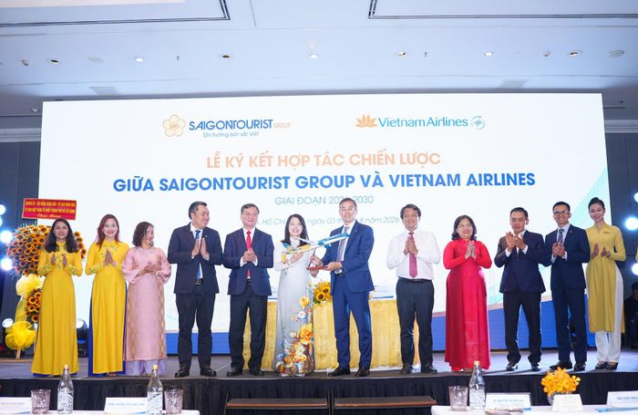 Chủ tịch HĐQT Vietnam Airlines Đặng Ngọc Hòa trao quà lưu niệm tới đại diện lãnh đạo Saigontourist Group. Ảnh: VNA