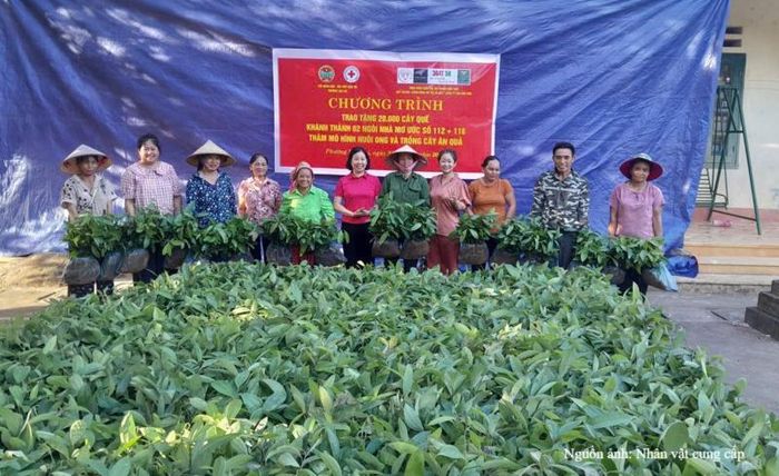 Chị Phạm Thị Hân trao cây giống cho các hộ gia đình khó khăn, giúp người dân phát triển kinh tế và ổn định cuộc sống. Ảnh: NVCC