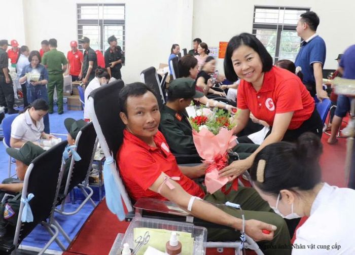 Chị Phạm Thị Hân tham gia vận động và đồng hành cùng chương trình hiến máu tình nguyện, góp phần lan tỏa nghĩa cử cao đẹp vì cộng đồng. Ảnh: NVCC