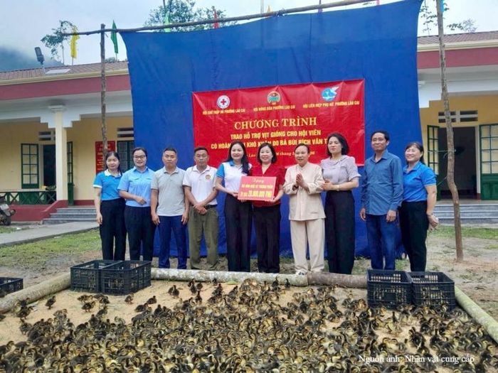Không chỉ hỗ trợ nhu yếu phẩm, chị Phạm Thị Hân còn chú trọng trao sinh kế thông qua các mô hình cây giống, con giống giúp người dân chủ động phát triển kinh tế. Ảnh: NVCC