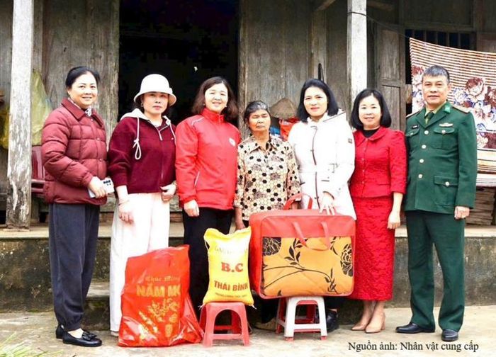 Chị Phạm Thị Hân trao nhu yếu phẩm cho người dân có hoàn cảnh khó khăn. Ảnh: NVCC
