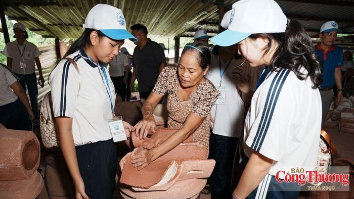 100 học sinh tham quan, thực hành một số công đoạn làm gốm.