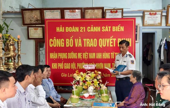 Thượng tá Trần Quốc Dinh, Phó Chính ủy Hải đoàn 21 công bố quyết định nhận phụng dưỡng Mẹ Việt Nam anh hùng Từ Thị Nghiệm.