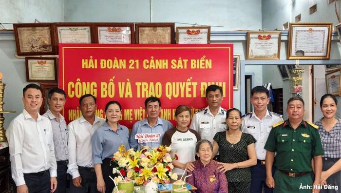 Đoàn công tác của Hải đoàn 21 và Đảng ủy, UBND phường Hoài Nhơn Nam chụp ảnh kỷ niệm cùng gia đình Mẹ.