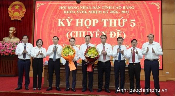 Tân Phó Chủ tịch UBND tỉnh Cao Bằng Lương Tuấn Hùng (thứ 4 từ trái sang).