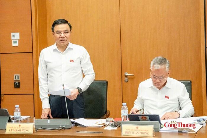 Bộ trưởng Bộ Công Thương Lê Mạnh Hùng, ĐBQH Đoàn thành phố Hải Phòng phát biểu thảo luận tại Tổ.