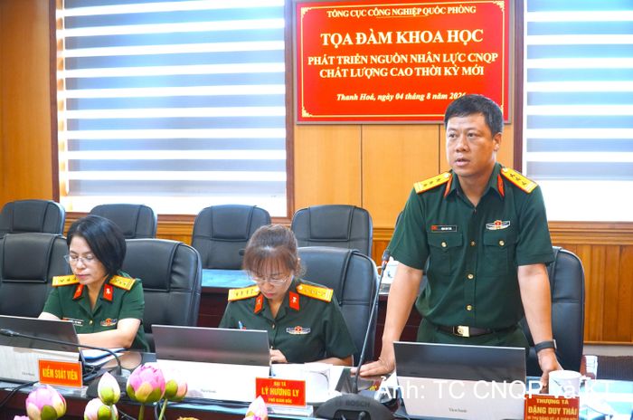 Thượng tá Đặng Duy Thái, Bí thư Đảng ủy, Phó Giám đốc Nhà máy Z111 phát biểu tham luận tại tọa đàm. Ảnh: Đinh Lăng