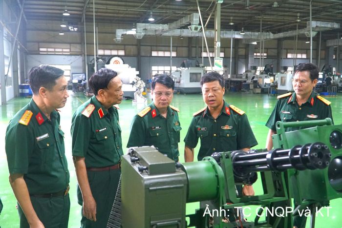 Đại tá Lê Đức Lâm, Chủ nhiệm Chính trị Tổng cục Công nghiệp quốc phòng (thứ 3 từ trái qua) cùng các đại biểu thăm cơ sở sản xuất của Nhà máy Z111. Ảnh: Đinh Lăng