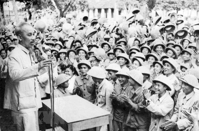 Chủ tịch Hồ Chí Minh đến thăm một đơn vị bộ đội ở Nam Định năm 1957. Ảnh: TTXVN.