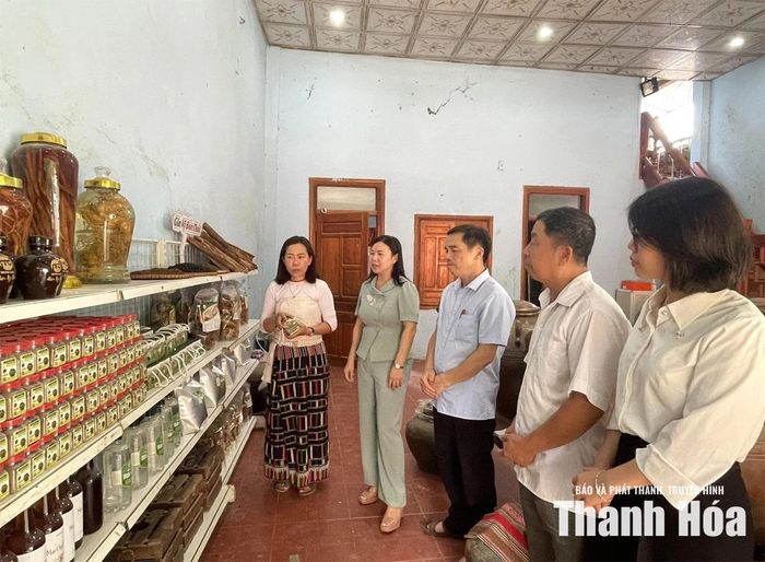 Lãnh đạo Ủy ban MTTQ tỉnh tham quan nơi trưng bày sản phẩm đặc trưng của HTX du lịch và phát triển nông - lâm nghiệp Mường Đeng, ở bản Vặn, xã Yên Thắng.