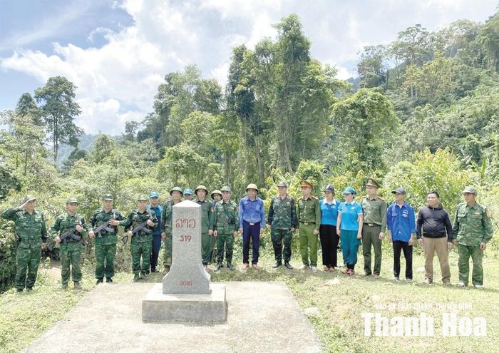 Các thành viên tổ tự quản xã Hiền Kiệt phối hợp với bộ đội biên phòng, công an, dân quân tự vệ tham gia tuần tra, bảo vệ đường biên, cột mốc.