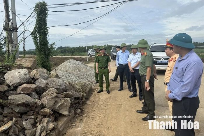 Chuẩn bị vật tư tại chỗ phục vụ trọng điểm xung yếu đê hữu sông Bưởi tại xã Kim Tân.
