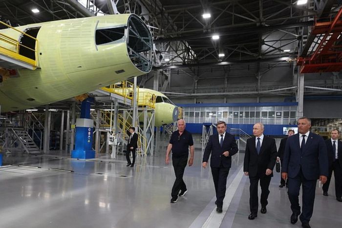 Tổng thống Vladimir Putin thăm Nhà máy Hàng không Irkutsk, ngày 24/7/2026. Ảnh: Air Data News.