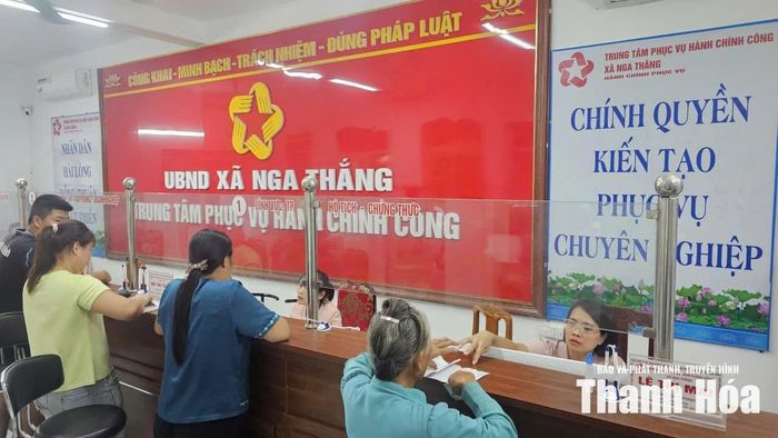 Trung tâm Phục vụ hành chính công xã Nga Thắng hướng dẫn và tiếp nhận hồ sơ của công dân.