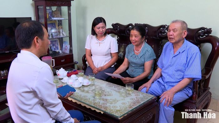 Bà Mai Thị Lài (ngồi giữa) vui mừng khi cầm trên tay cuốn “sổ đỏ”