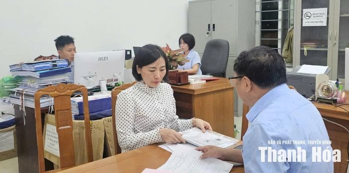 Cán bộ Phòng Kinh tế, UBND xã Nga Thắng xử lý hồ sơ về đất đai cho người dân.