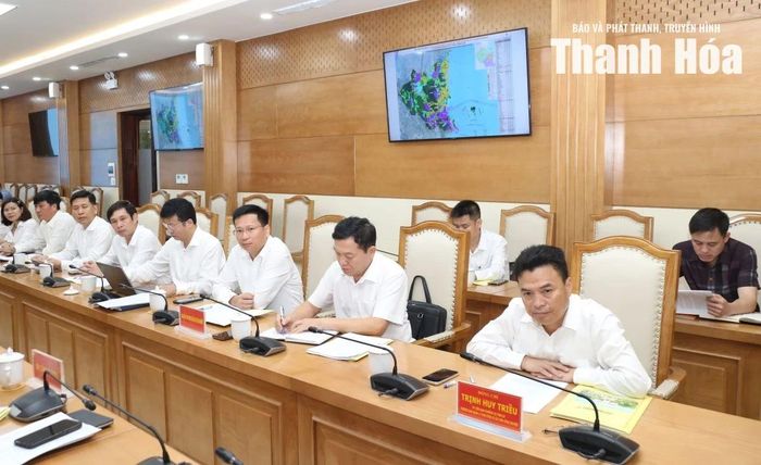 Lãnh đạo và cán bộ Ban Quản lý Khu Kinh tế Nghi Sơn và các Khu công nghiệp tỉnh dự buổi làm việc.