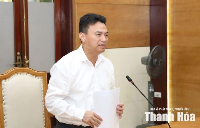 Trưởng Ban Quản lý Khu Kinh tế Nghi Sơn và các Khu công nghiệp tỉnh Trịnh Huy Triều báo cáo tình hình hoạt động, đầu tư phát triển Khu Kinh tế Nghi Sơn và các khu công nghiệp.