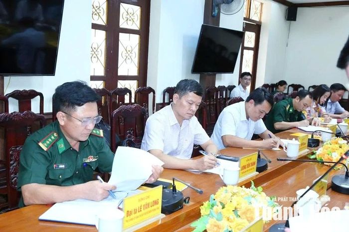 Các đại biểu dự buổi làm việc.