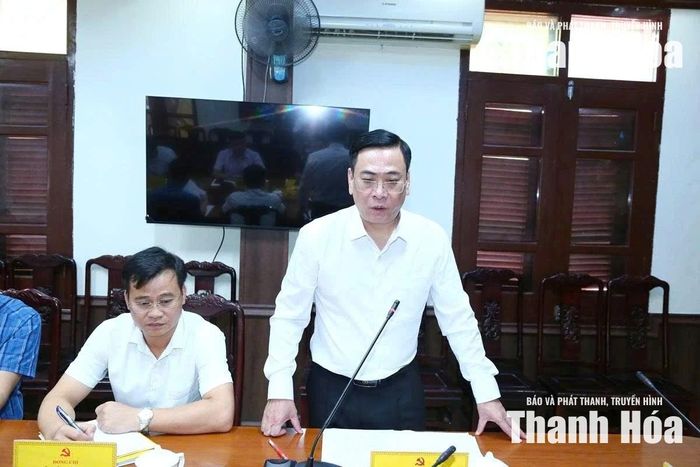Lãnh đạo xã Mường Lát phát biểu tại buổi làm việc.