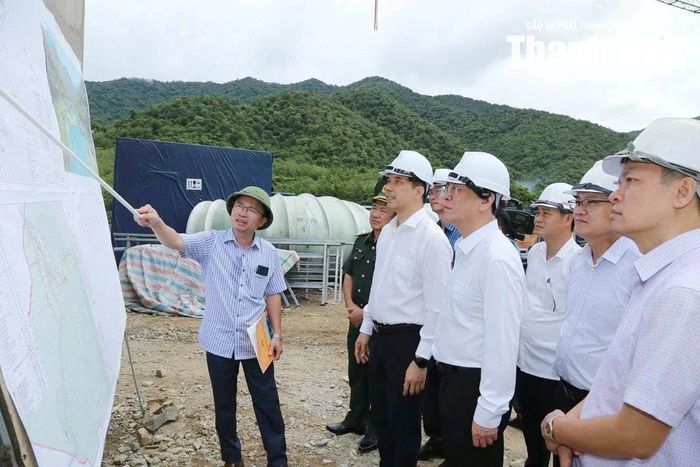 Phó Bí thư Thường trực Tỉnh ủy Nguyễn Hồng Phong kiểm tra thực địa Dự án Nhà máy Thủy điện - Thủy lợi Tén Tằn.